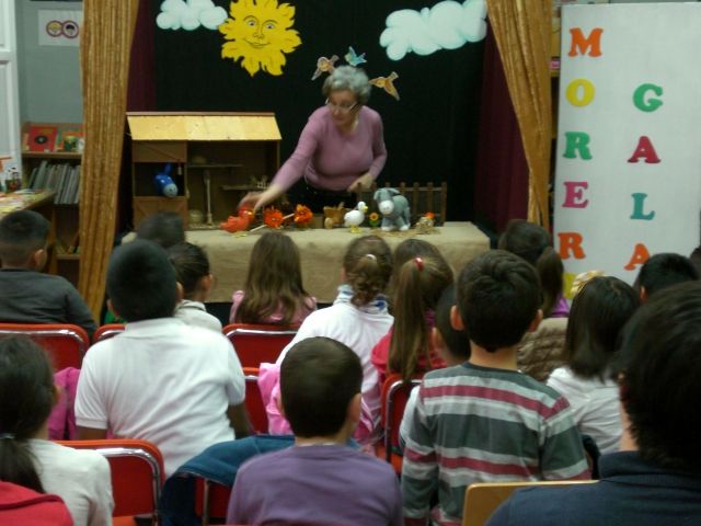 The writer totanera, Morerica Galn, delights elementary students with reading his story "Flying Burrito", Foto 2