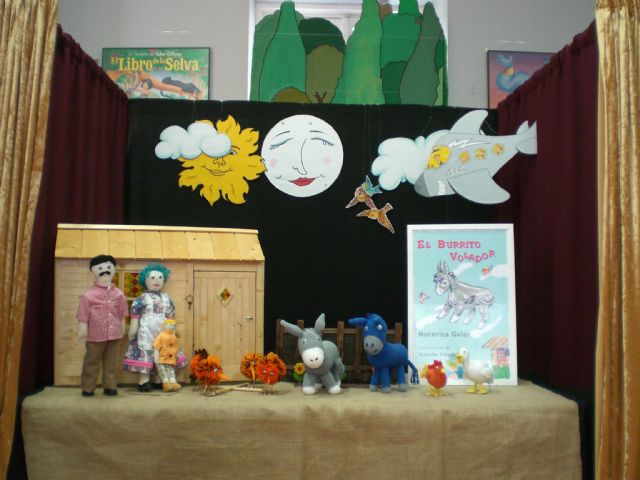 The writer totanera, Morerica Galn, delights elementary students with reading his story "Flying Burrito", Foto 3