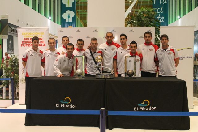 ElPozo Murcia con los trofeos de la Selección Española - 1, Foto 1