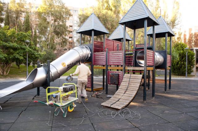 Infraestructuras pone a punto los juegos infantiles en los parques del municipio - 2, Foto 2