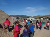 Escolares de Primaria participan en una jornada de revegetación en la Vía Verde del Noroeste