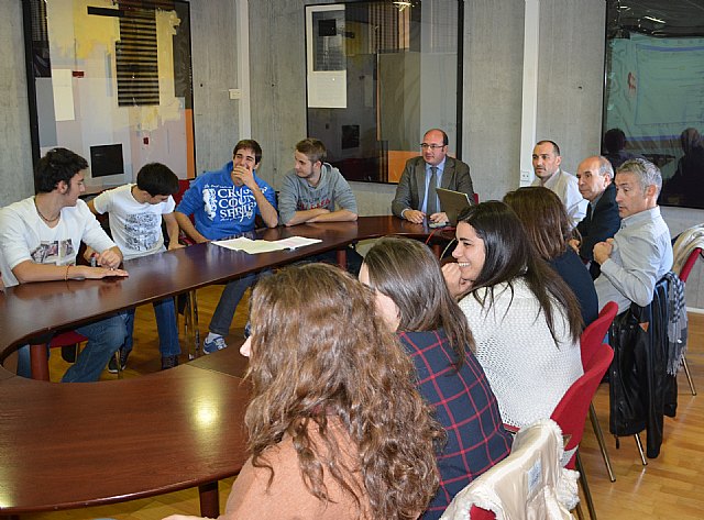 El consejero Pedro Antonio Sánchez se reúne con los alumnos participantes en la Olimpiada Internacional Espacial - 1, Foto 1