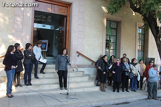 Se da lectura, a las puertas del ayuntamiento, del manifiesto contra la violencia de gnero - 1
