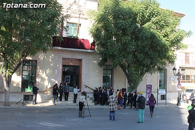 Se da lectura, a las puertas del ayuntamiento, del manifiesto contra la violencia de gnero - 3
