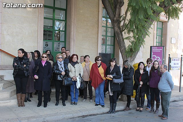Se da lectura, a las puertas del ayuntamiento, del manifiesto contra la violencia de gnero - 4