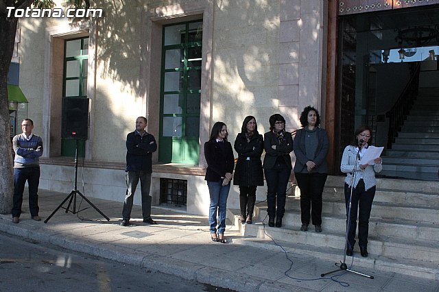 Se da lectura, a las puertas del ayuntamiento, del manifiesto contra la violencia de gnero - 5