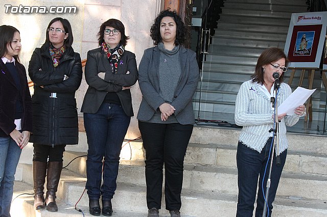 Se da lectura, a las puertas del ayuntamiento, del manifiesto contra la violencia de gnero - 6