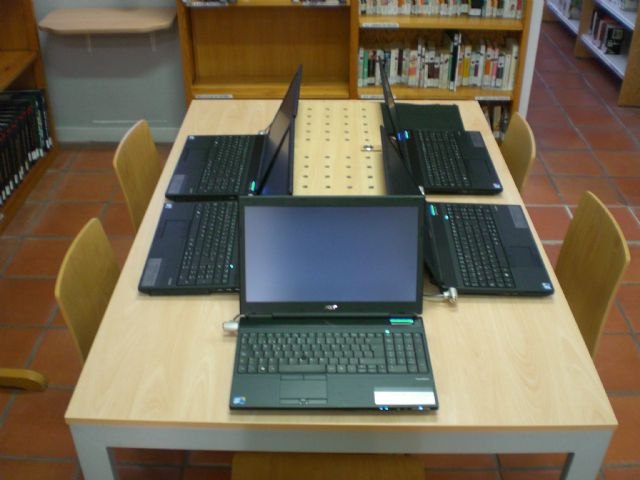 Se amplía el número de ordenadores en la biblioteca municipal del Centro Sociocultural La Cárcel para el uso gratuito del público - 1, Foto 1