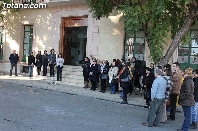 Se da lectura, a las puertas del ayuntamiento, del manifiesto contra la violencia de género, Foto 1