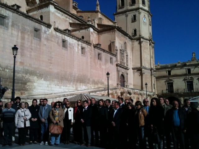 Decenas de lorquinos se concentran en la puerta del Ayuntamiento de Lorca y otras dependencias municipales para condenar la violencia de género - 1, Foto 1