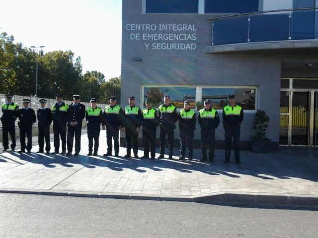 Decenas de lorquinos se concentran en la puerta del Ayuntamiento de Lorca y otras dependencias municipales para condenar la violencia de género - 2, Foto 2