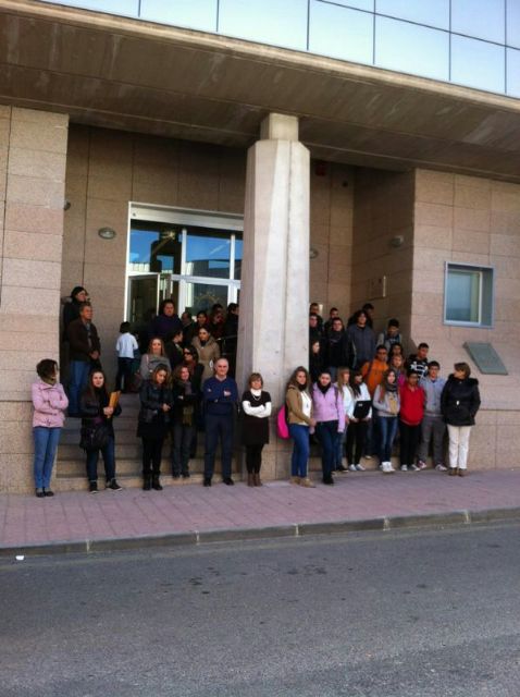 Decenas de lorquinos se concentran en la puerta del Ayuntamiento de Lorca y otras dependencias municipales para condenar la violencia de género - 3, Foto 3