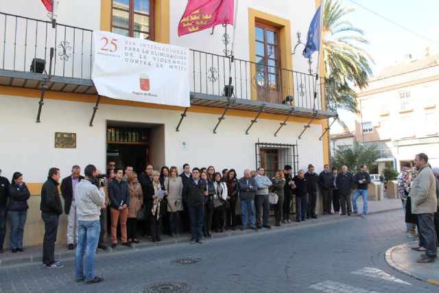 Funcionarios y concejales del Ayuntamiento de Archena también se adhieren al Día Internacional para la eliminación de la Violencia contra la Mujer - 1, Foto 1
