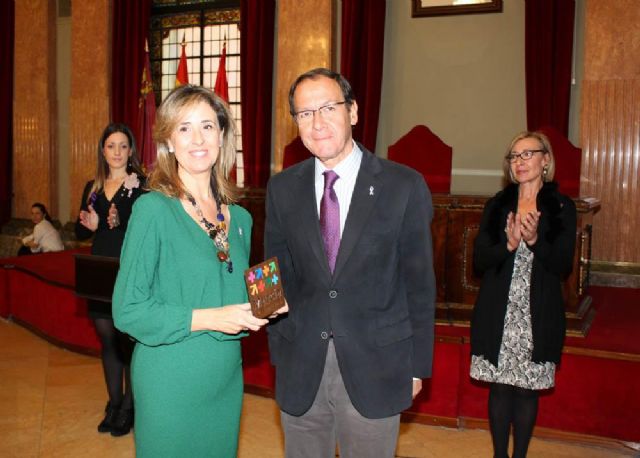 El Alcalde entrega el premio Murcia en Igualdad a la doctora que asiste a las mujeres alojadas en las casas de acogida del Ayuntamiento - 1, Foto 1