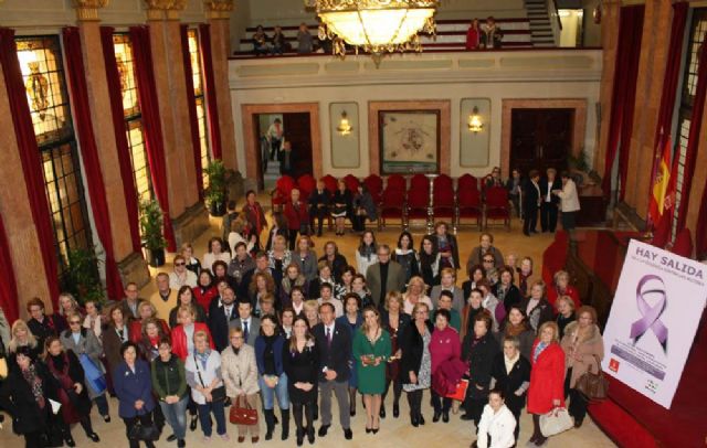 El Alcalde entrega el premio Murcia en Igualdad a la doctora que asiste a las mujeres alojadas en las casas de acogida del Ayuntamiento - 2, Foto 2