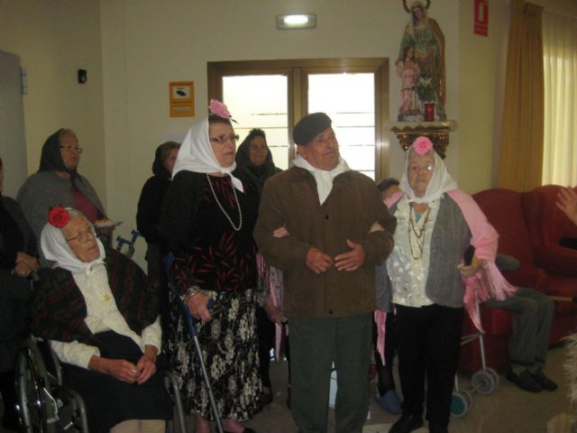 Los ancianos de la residencia del Polígono Santa Ana recibieron a las castañeras - 3, Foto 3