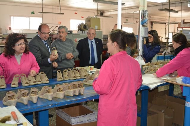 El consejero Pedro Antonio Sánchez durante su visita a la fábrica de calzados Kanna, Foto 1