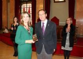 El Alcalde entrega el premio 'Murcia en Igualdad' a la doctora que asiste a las mujeres alojadas en las casas de acogida del Ayuntamiento