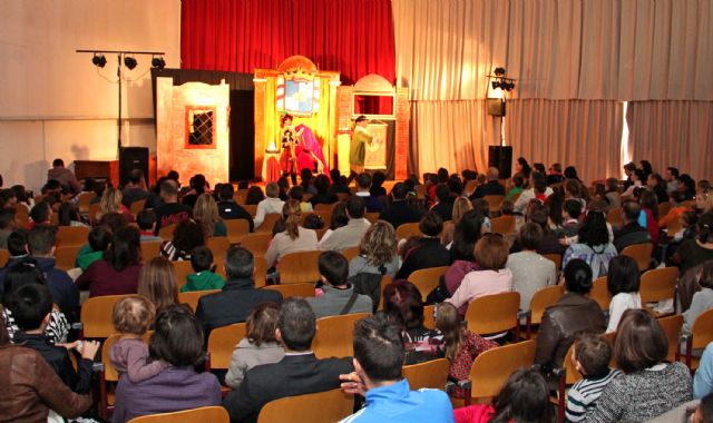 200 personas asisten a la obra de teatro infantil Pío, pío este libro es mío en Puerto Lumbreras - 1, Foto 1