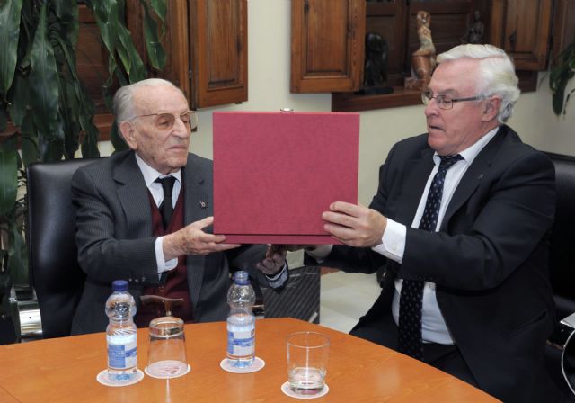 La Universidad de Murcia reconoce la trayectoria del centenario maestro José Antonio Campuzano - 3, Foto 3