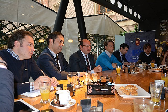La Comunidad pone en marcha hoy las ayudas para la contratación indefinida de jóvenes y para autónomos menores de 30 años - 2, Foto 2