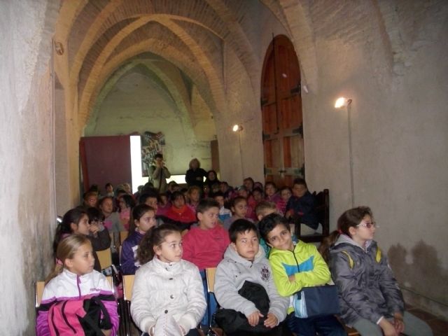 Más de un centenar de alumnos del Colegio Público Monte Anaor de Alguazas disfrutan del esplendor artístico e histórico de la Torre Vieja de la localidad - 2, Foto 2