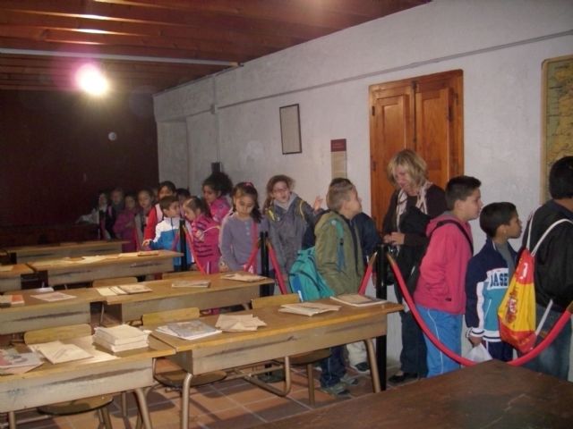 Más de un centenar de alumnos del Colegio Público Monte Anaor de Alguazas disfrutan del esplendor artístico e histórico de la Torre Vieja de la localidad - 4, Foto 4