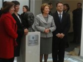 Juan Carrión, vecino de Totana y presidente de FEDER, junto a la Primera Dama de Portugal, María Cavaco Silva, en la inauguración de la Casa de Marcos