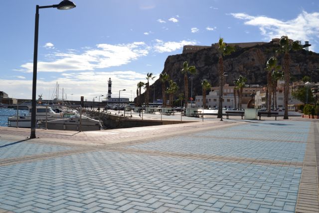 La pasarela del Puerto de Águilas ya luce nuevo pavimento - 1, Foto 1