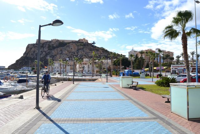 La pasarela del Puerto de Águilas ya luce nuevo pavimento - 2, Foto 2