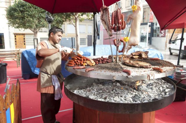 El agua no logra deslucir la apertura del Mercado Medieval - 1, Foto 1