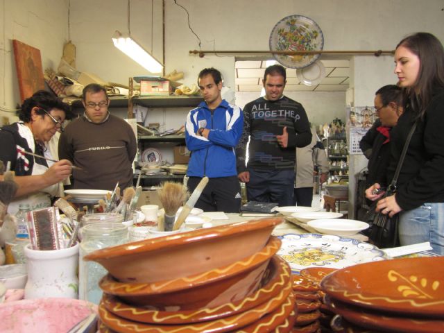 Usuarios del Centro de Día José Moyá Trilla visitan la alfarería El Poveo - 1, Foto 1