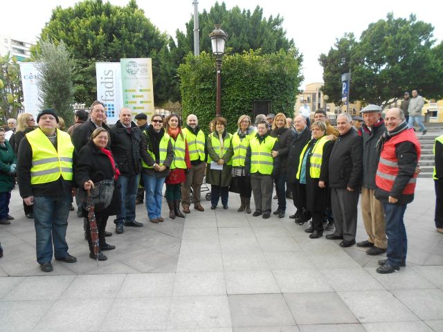 Cadena humana y batukada con el lema SOS Discapacidad - 1, Foto 1