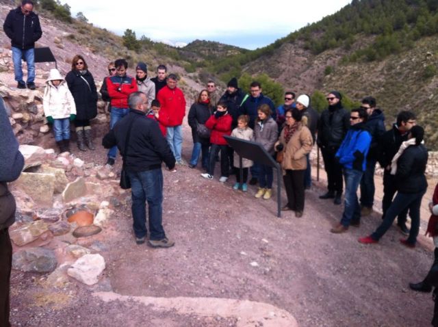 Más de 120 personas participan en la primera visita turística Descubre el yacimiento arqueológico de La Bastida, Foto 1