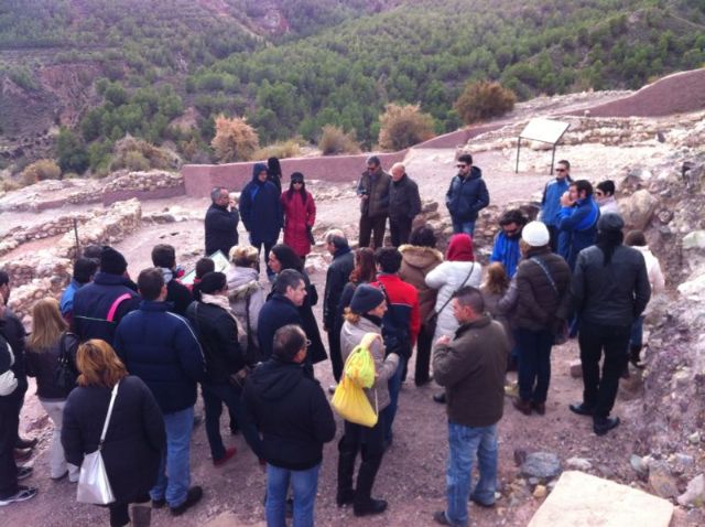 Más de 120 personas participan en la primera visita turística Descubre el yacimiento arqueológico de La Bastida, Foto 5