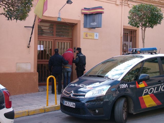 Atracaron la gasolinera tras golpear brutalmente a un empleado del establecimiento - 1, Foto 1