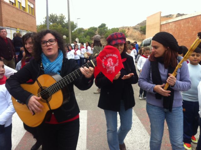 La comunidad educativa del CEIP San José organiza su primera romería de Santa Eulalia por las calles del barrio, Foto 3