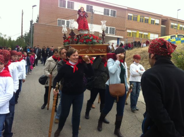 La comunidad educativa del CEIP San José organiza su primera romería de Santa Eulalia por las calles del barrio, Foto 6