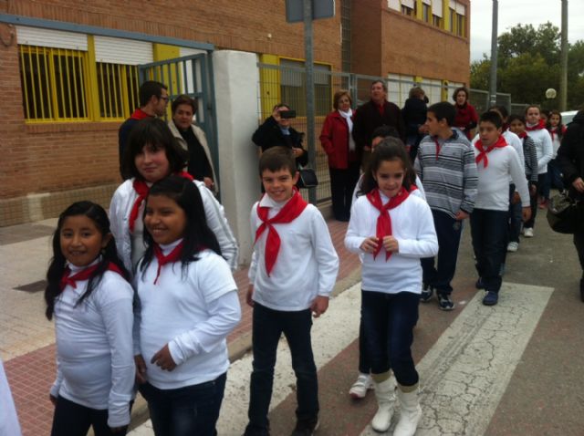 La comunidad educativa del CEIP San José organiza su primera romería de Santa Eulalia por las calles del barrio, Foto 7