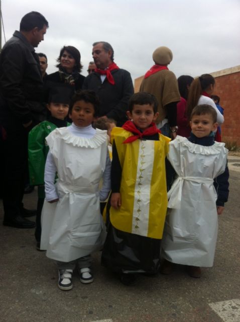 La comunidad educativa del CEIP San José organiza su primera romería de Santa Eulalia por las calles del barrio, Foto 8