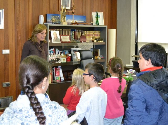 Los escolares de San Pedro del Pinatar visitan el Ayuntamiento para conocen la Constitución - 2, Foto 2