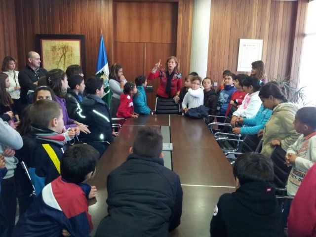 Los escolares de San Pedro del Pinatar visitan el Ayuntamiento para conocen la Constitución - 3, Foto 3