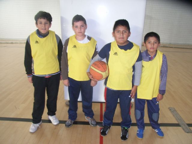 Comienza la fase local de baloncesto benjamín y futbol sala alevín femenino de Deporte Escolar organizada por la concejalía de Deportes - 1, Foto 1