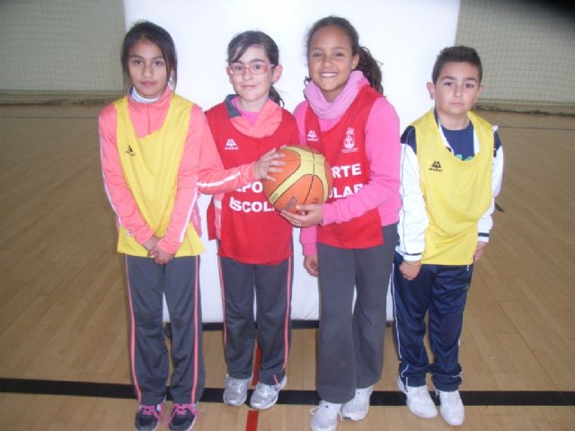 Comienza la fase local de baloncesto benjamín y futbol sala alevín femenino de Deporte Escolar organizada por la concejalía de Deportes, Foto 2