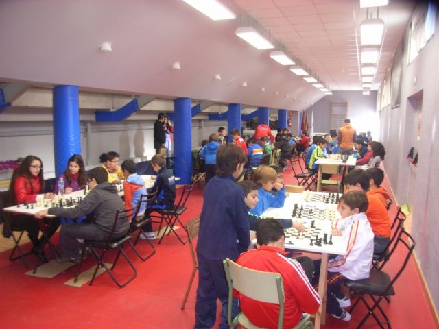 Medio centenar de escolares de los diferentes centros de enseñanza de la localidad protagonizaron la fase local de ajedrez de Deporte Escolar, Foto 1