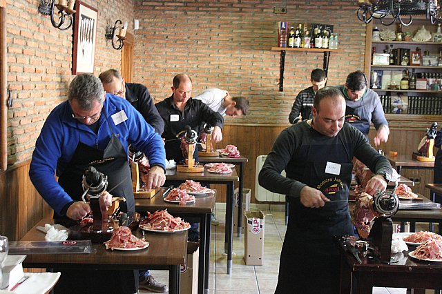 Se clausura el curso de iniciacin al corte de jamn organizado por la Concejala de Comercio y la Asociacin de Hosteleros de Totana - 4