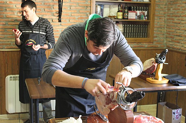Se clausura el curso de iniciacin al corte de jamn organizado por la Concejala de Comercio y la Asociacin de Hosteleros de Totana - 10