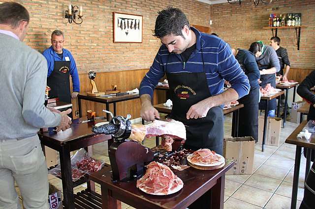 Se clausura el curso de iniciacin al corte de jamn organizado por la Concejala de Comercio y la Asociacin de Hosteleros de Totana - 16