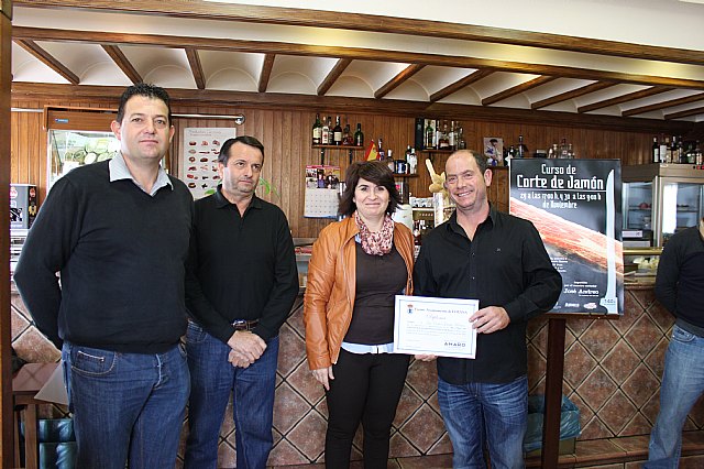 Se clausura el curso de iniciacin al corte de jamn organizado por la Concejala de Comercio y la Asociacin de Hosteleros de Totana - 33