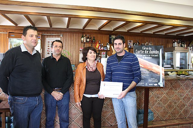 Se clausura el curso de iniciacin al corte de jamn organizado por la Concejala de Comercio y la Asociacin de Hosteleros de Totana - 36